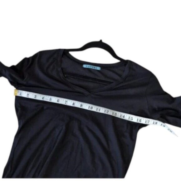 @poshluxsourcer:Velvet by Graham & Spencer black V-neck short sleeve tee size L - Picture 7 of 10
